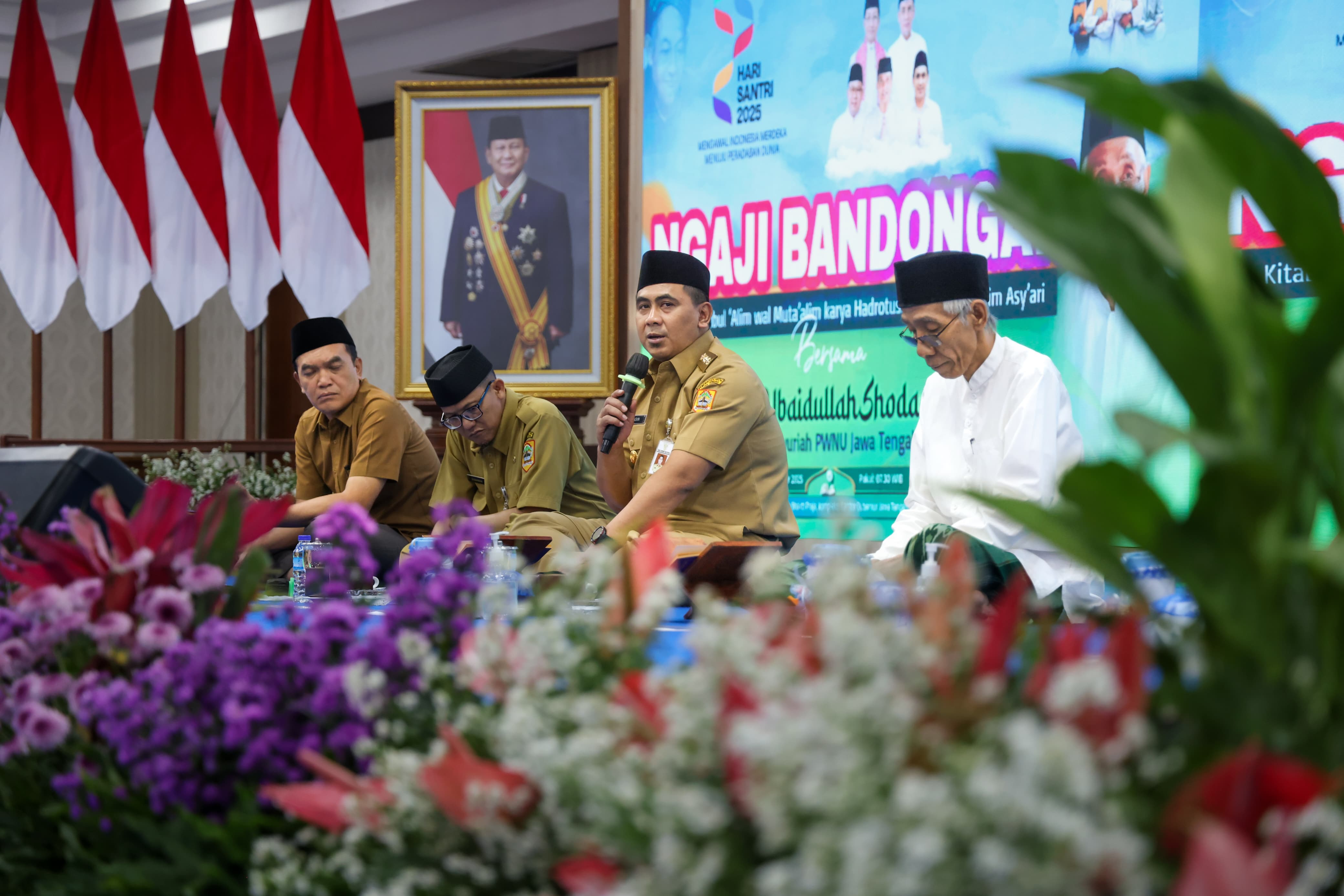 Wakil Gubernur Jawa Tengah Taj Yasin ketika menghadiri acara Ngaji Bandongan dalam rangka Hari Santri 2025 di Gedung Grahadika Bhakti Praja, Senin (20/10/2025).