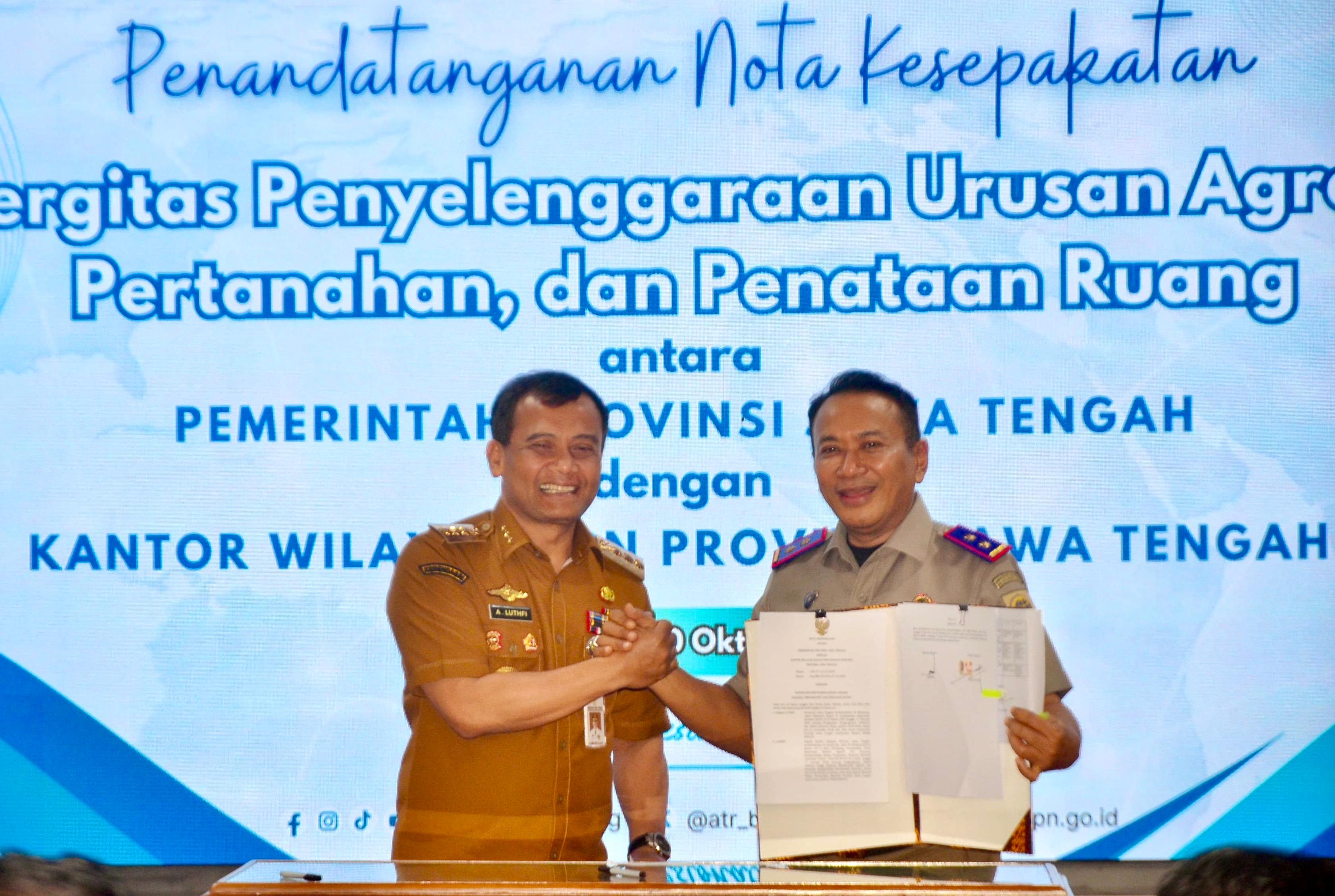 Gubernur Jawa Tengah Ahmad Luthfi bersama Kepala BPN Jawa Tengah Lampri usai penandatanganan nota kesepatakan, Senin (20/10/2025).