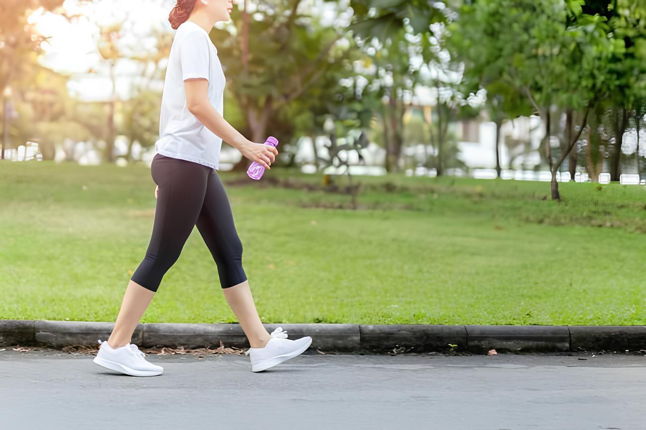 Jalan kaki 10&ndash;30 menit setiap hari dapat menjaga jantung, mengatur gula darah, dan memperbaiki kualitas tidur. Mulai dari langkah kecil dan konsistensi kuncinya.