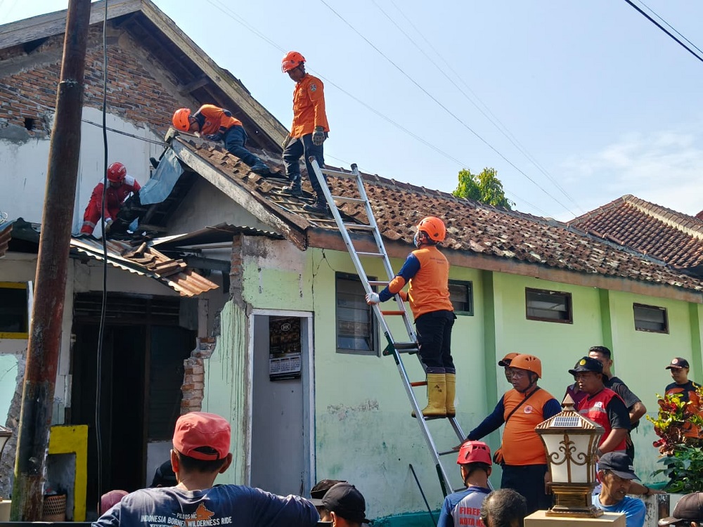 Petugas BPBD Kota Magelang dan tim gabungan melakukan kegiatan kerja bakti menangani tembok roboh di&nbsp;Botton Nambangan, Kelurahan Magelang, Jumat (17/10/2025).