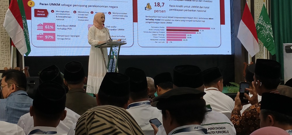 Friderica Widyasari Dewi dari OJK saat memberikan materi keuangan syariah di Ponpes API Asri Tegalrejo, Magelang, Senin (20/10/2025).  &nbsp;