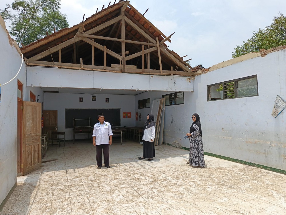 Siswa kelas 3 dan 4 MI Yakti Purwodadi, Kecamatan Tegalrejo, Kabupaten Magelang, terpaksa mengungsi ke rumah warga dan mushala.
