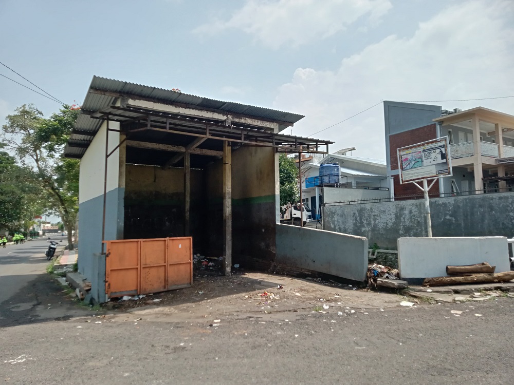 Jarak antara depo sampah di kawasan Sanden, Magelang Utara, berdekatan dengan dapur MBG atau Satuan Penyedia Pangan Gizi (SPPG).