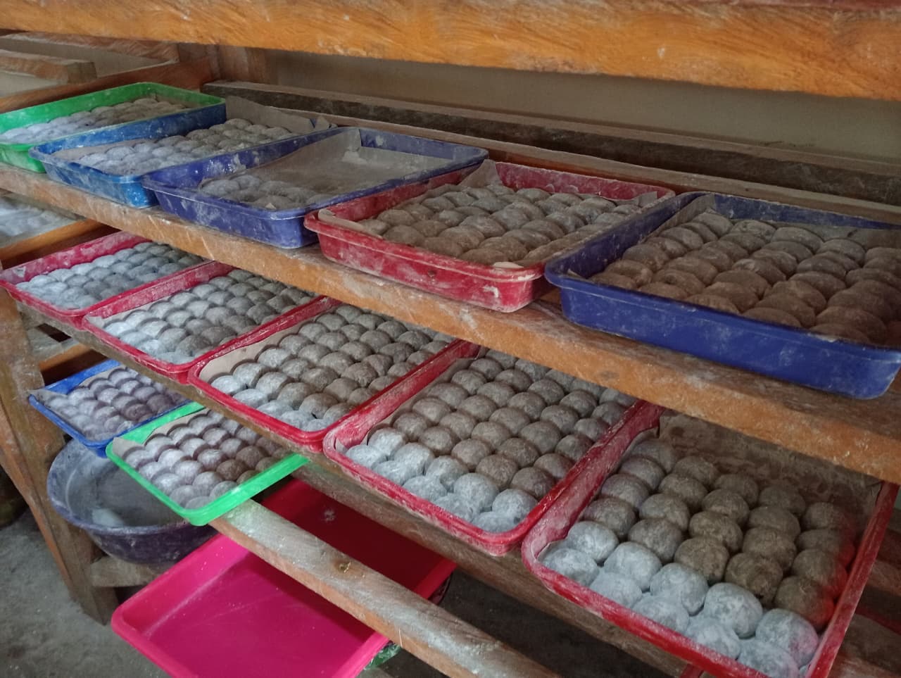 Adonan mochi yang sudah dicetak diletakkan di atas nampan