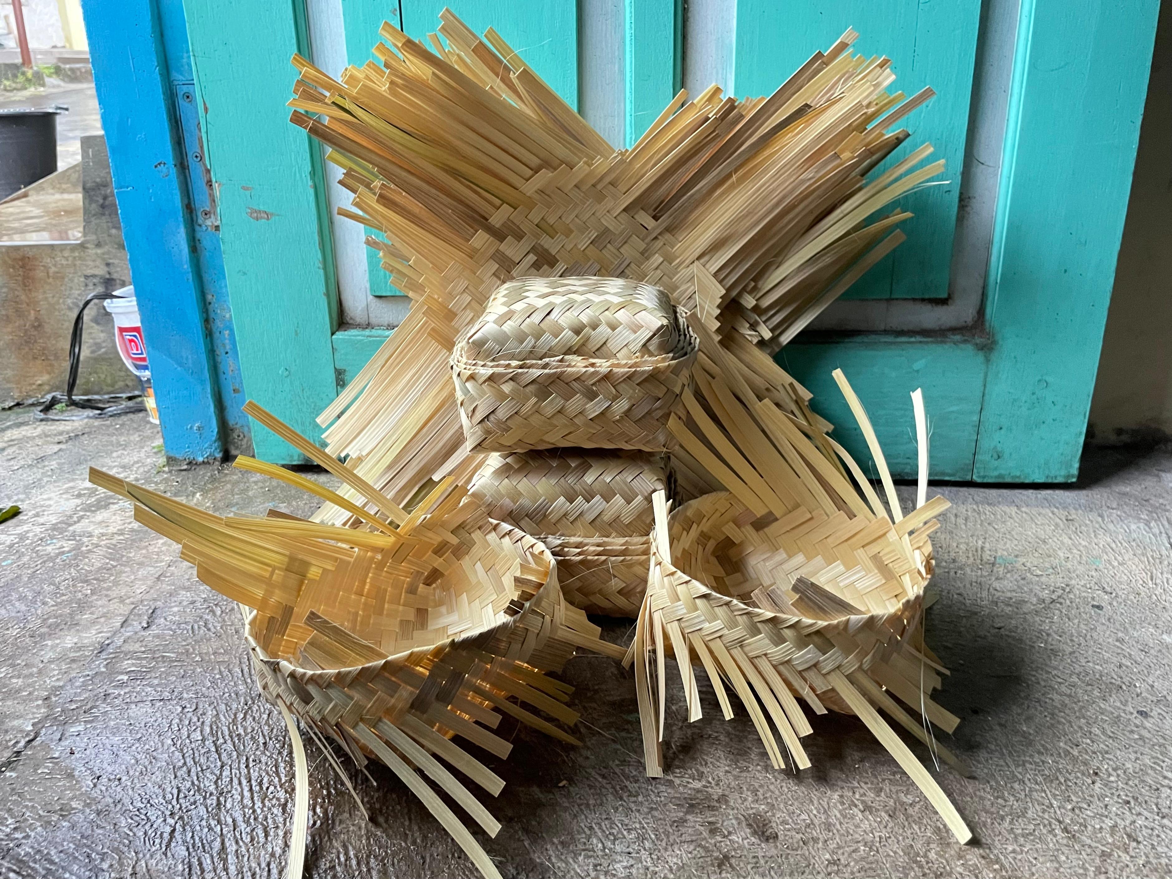 Besek merupakan kerajinan anyaman bambu tradisional yang berfungsi sebagai wadah, sekaligus mencerminkan ketelatenan pengrajin dan&nbsp;kearifan&nbsp;lokal.