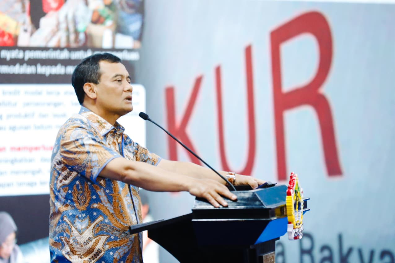 Gubernur Jawa Tengah Ahmad Luthfi dalam acara Akad Massal KUR secara daring yang dipusatkan di Surabaya, Jawa Timur, Selasa (21/10/2025).