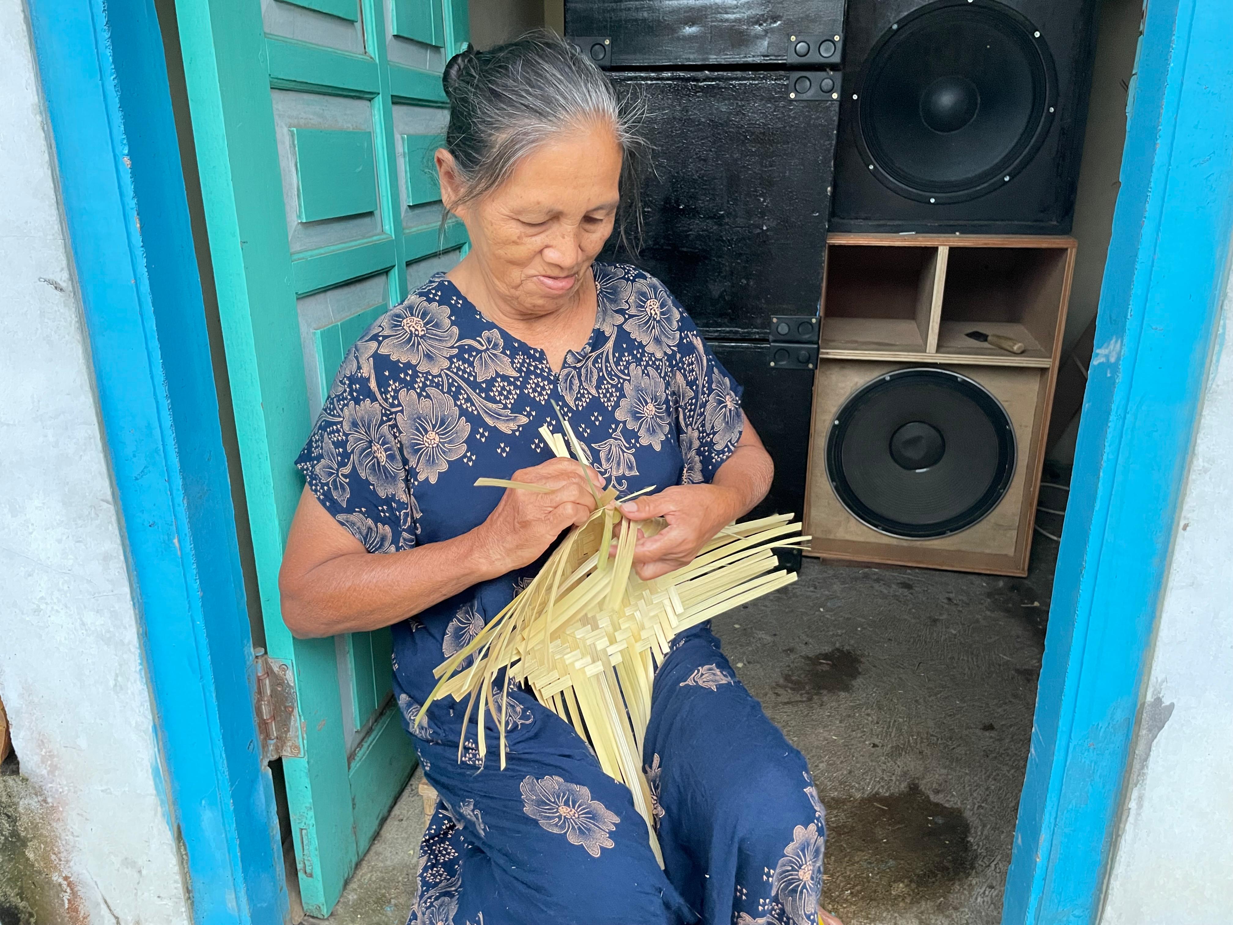 Ibu Sudarwiyah, salah satu pengrajin besek di Dusun Jetak, Desa Sidorejo, Kecamatan Bandongan, yang telah menekuni kerajinan besek dan tetap bertahan sejak&nbsp;tahun&nbsp;1980-an.