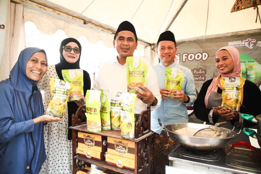 Wabup Jateng Taj Yasin bersama Ketua TP PKK Jateng Nawal Arafah Yasin mengunjungi salah satu stan di Pameran UMKM Santri di Simpang 7 Kudus, Selasa (21/10/2025).