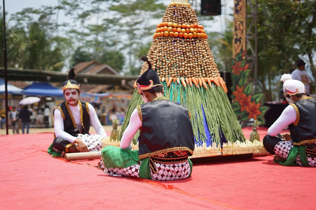 Empat Punokawan mengiringi Gunungan Ojeg, simbol syukur dan kemakmuran warga Drojogan dalam Grebeg Ojeg 2024.