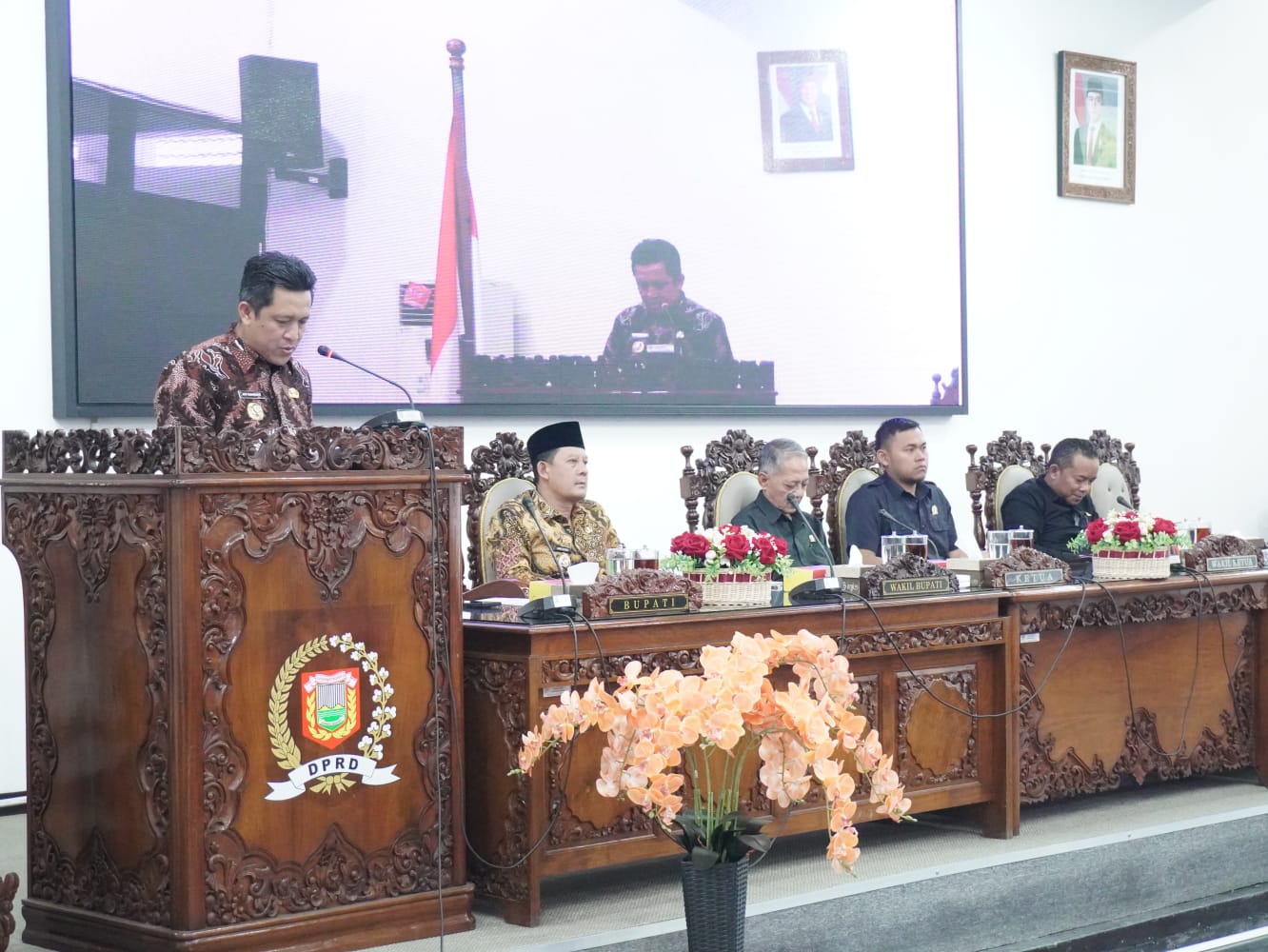 Rapat paripurna DPRD Wonosobo dengan agenda penyampaikan jawaban eksekutif atas pandangan umum fraksi terhadap Raperda APBD 2026, Selasa (21/10/2025).