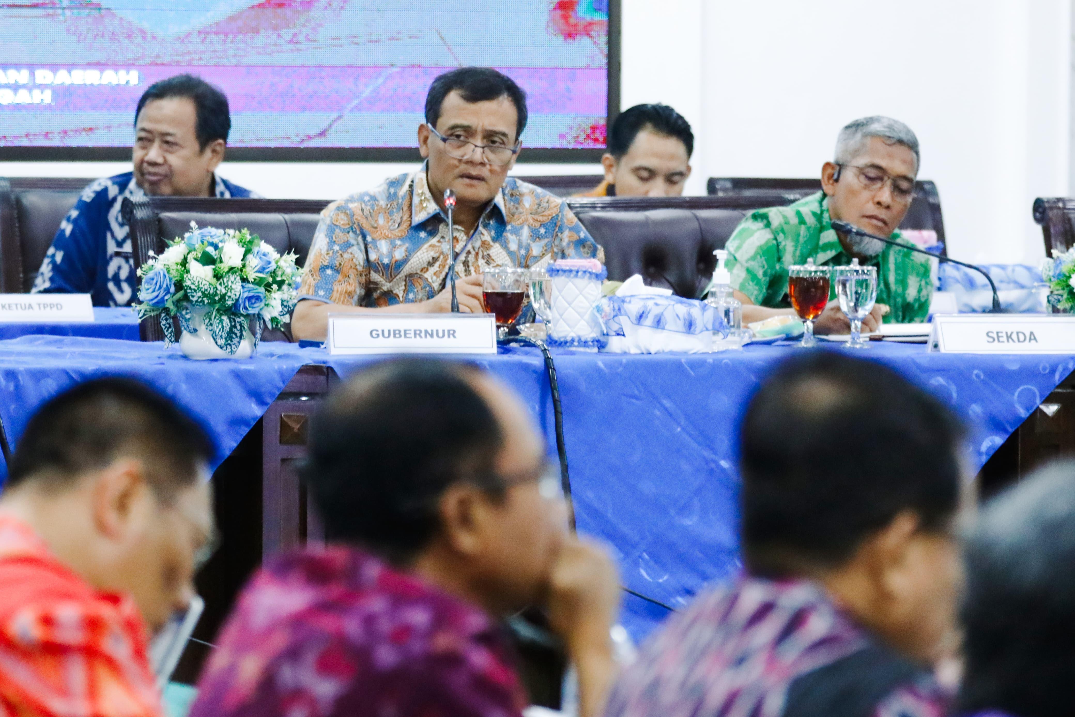 Gubernur Jawa Tengah Ahmad Luthfi dalam rapat Evaluasi Pengendalian Operasional Kegiatan (POK) Triwulan III 2025 di Kantor Gubernur, Selasa (21/10/2025.