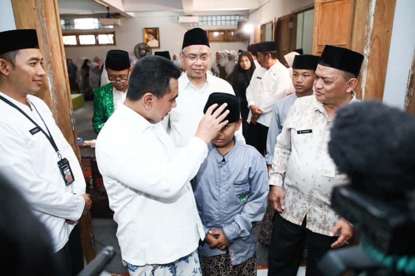 Wakil Gubernur Jawa Tengah Taj Yasin bercanda dengan santri dalam acara Sarasehan Hari Santri  Nasional 2025 di Pondok Pesantren Roudlotuth Tholibin Bendan, Kudus, Selasa (21/10/2025).