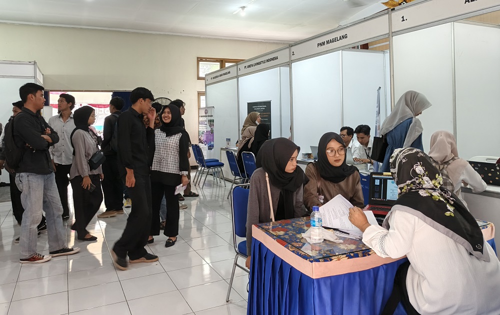 Para pencari kerja antusias mengikuti job fair (Job Connect Fest) 2025 di halaman kantor Kecamatan Secang, Rabu (22/10/2025).