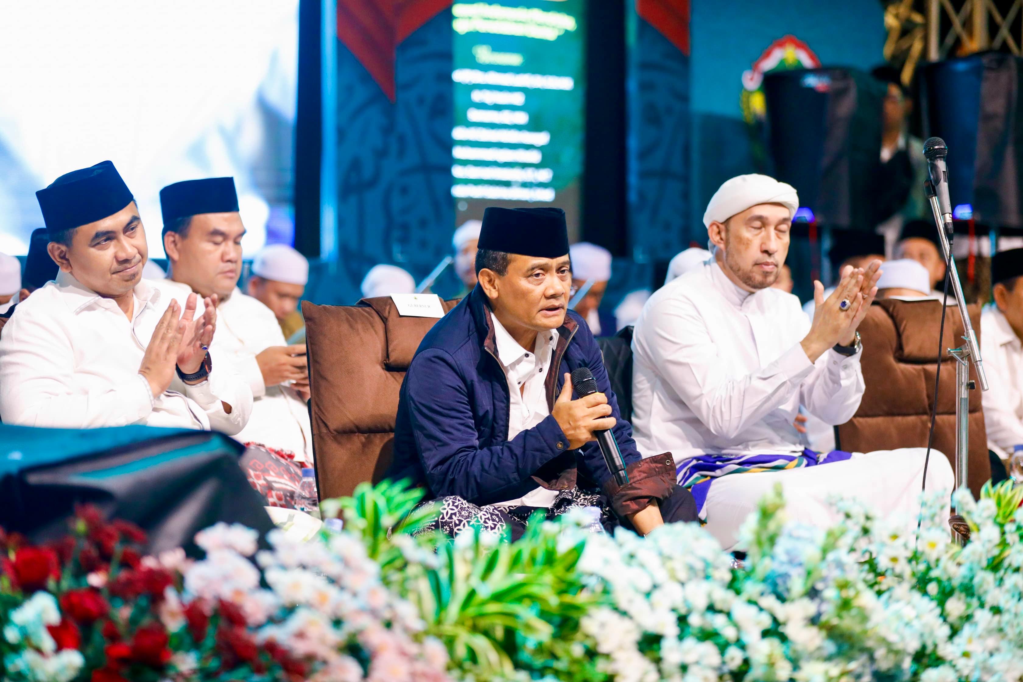 Gubernur Jawa Tengah Ahmad Luthfi bersama Wagub Taj Yasin meluncurkan program beasiswa santri bersamaan dengan Hari Santri Nasional 2025 dalam acara Jateng Bersalawat, Selasa (21/10/2025) malam.