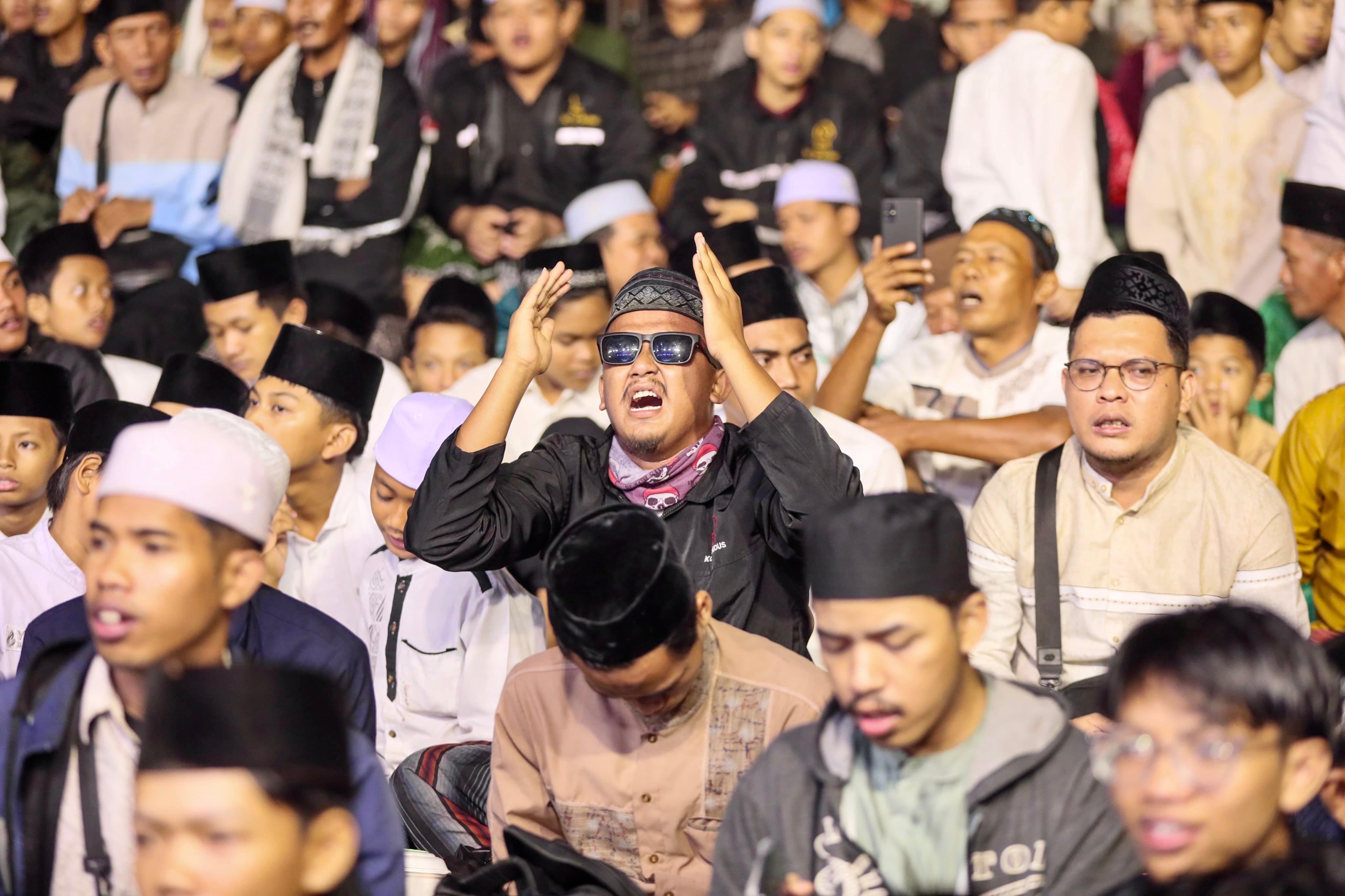 RIbuan warga memadati Alun-alun Kudus dalam acara Jateng Bersholawat memeringati Hari Santri 2025, Selasa (21/10/2025).