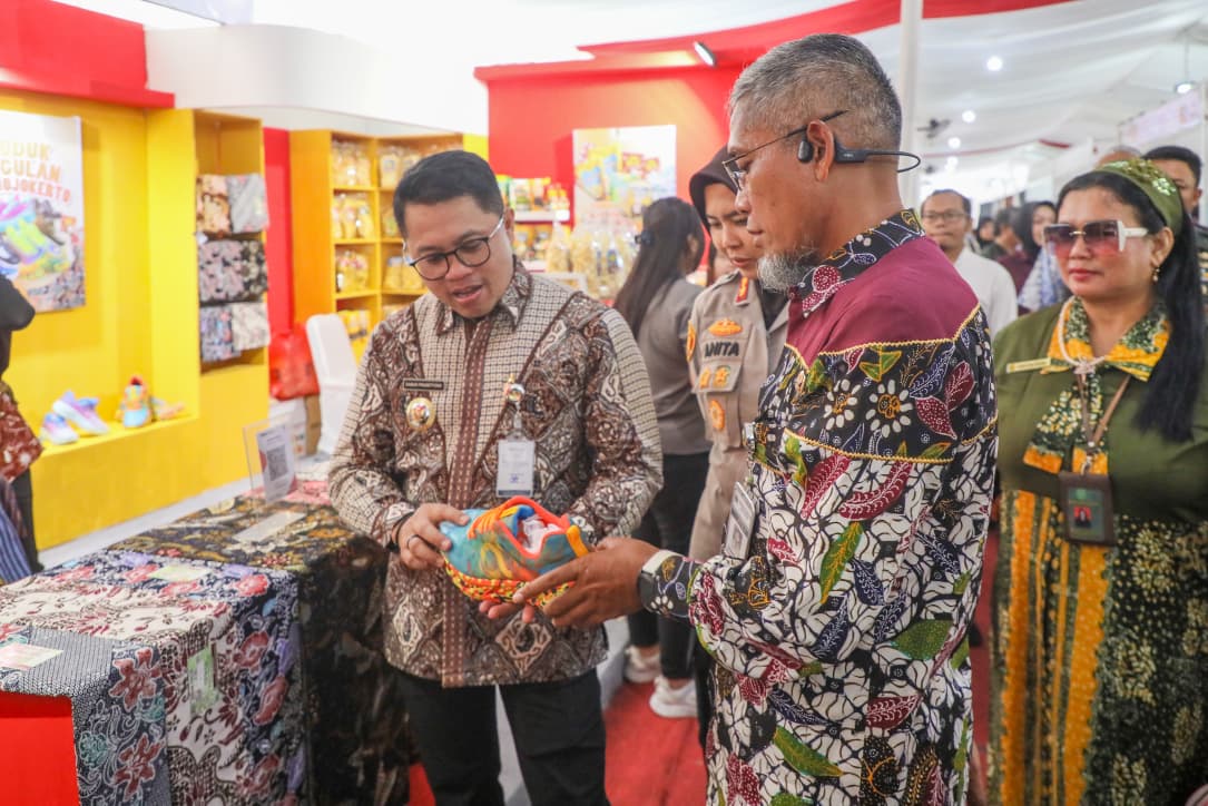Sekda Jateng Sumarno bersama Wali Kota Magelang Damar Prasetyono melihat stan batik di ajang Magelang Batik Festival 2025 di Alun-alun Temanggung, Rabu (22/10/2025).