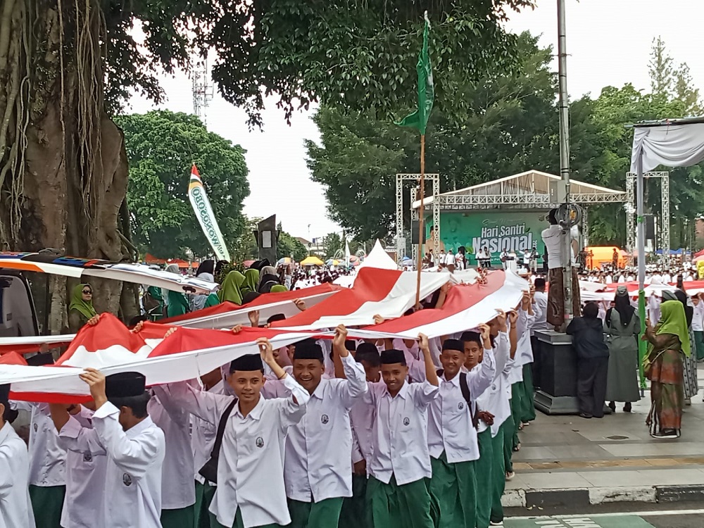 Kirab bendera sepanjang satu kilometer menjadi penanda semangat Hari Santri Nasional (HSN) 2025 di Wonosobo, Rabu (22/10/2025)