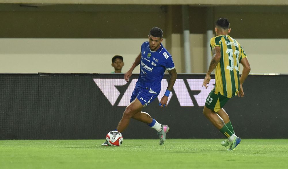 Rosembergne da Silva (Kiri) dalam laga melawan PSBS Biak