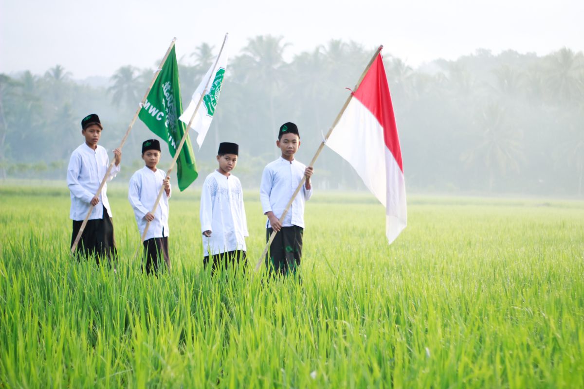 Potret Santri Saat Membawa Bendera
