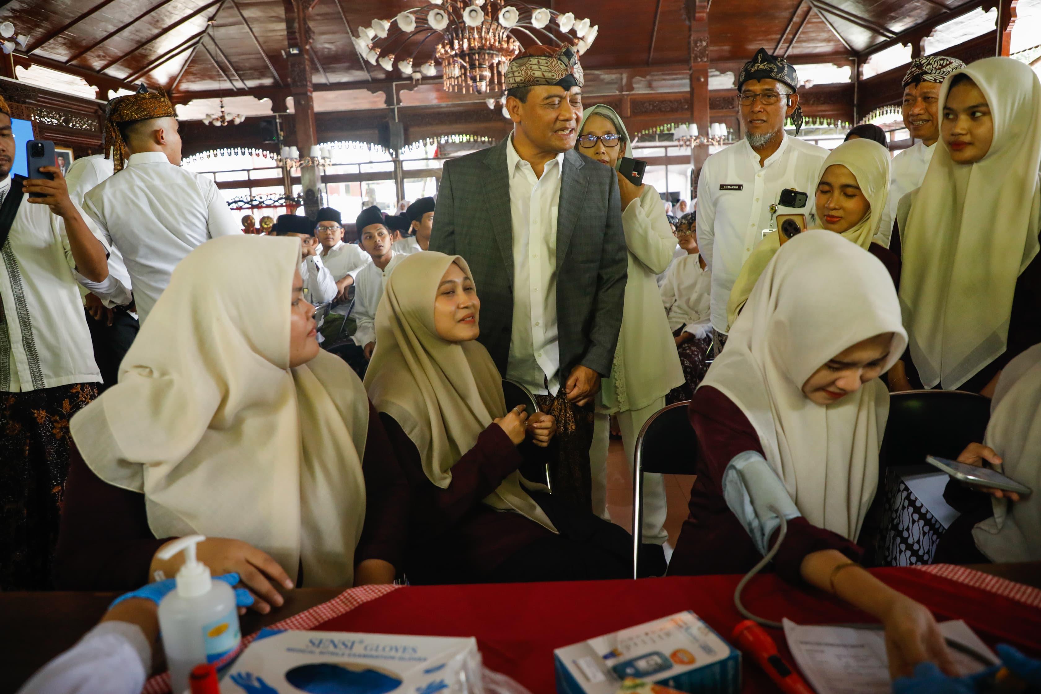 Bertepatan dengan peringatan Hari Santri Nasional (HSN) 2025, Gubernur Ahmad Luthfi dan Wakil Gubernur Taj Yasin menerjunkan dokter spesialis keliling (Speling) ke 5.479 pesantren di Jateng.