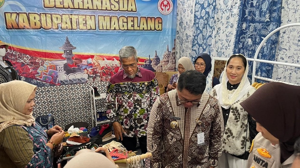 Sekda Pemprov Jawa Tengah Sumarno dan Wali Kota Magelang Damar Prasetyono saat pembukaan Festival Batik Magelang 2025.