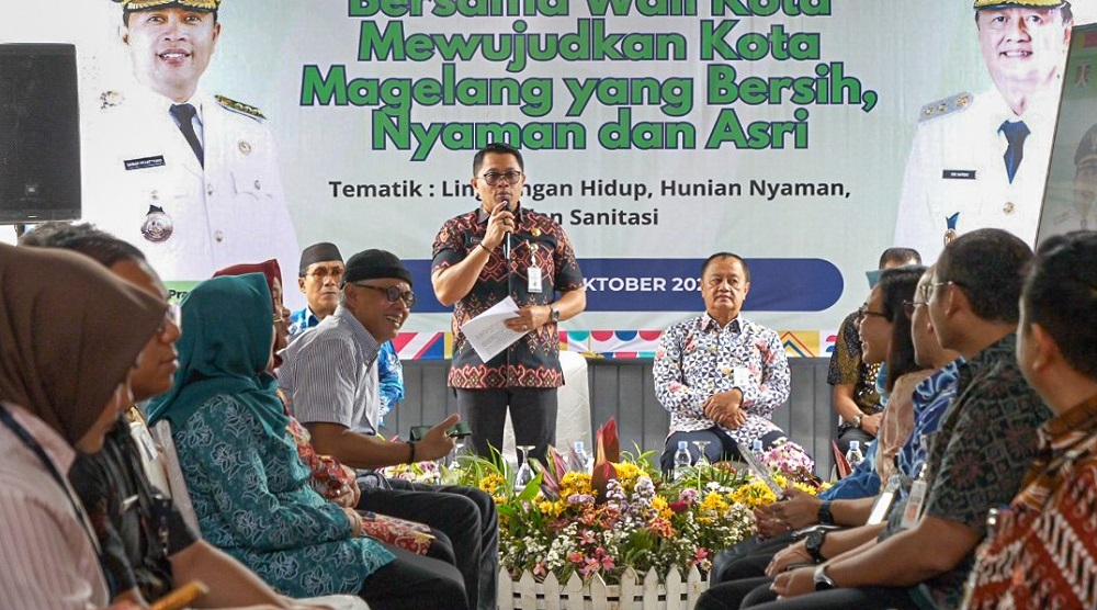 Wali Kota Magelang Damar Prasetyono berbincang dengan masyarakat di Kampung Habitat Bogeman, Kelurahan Panjang.
