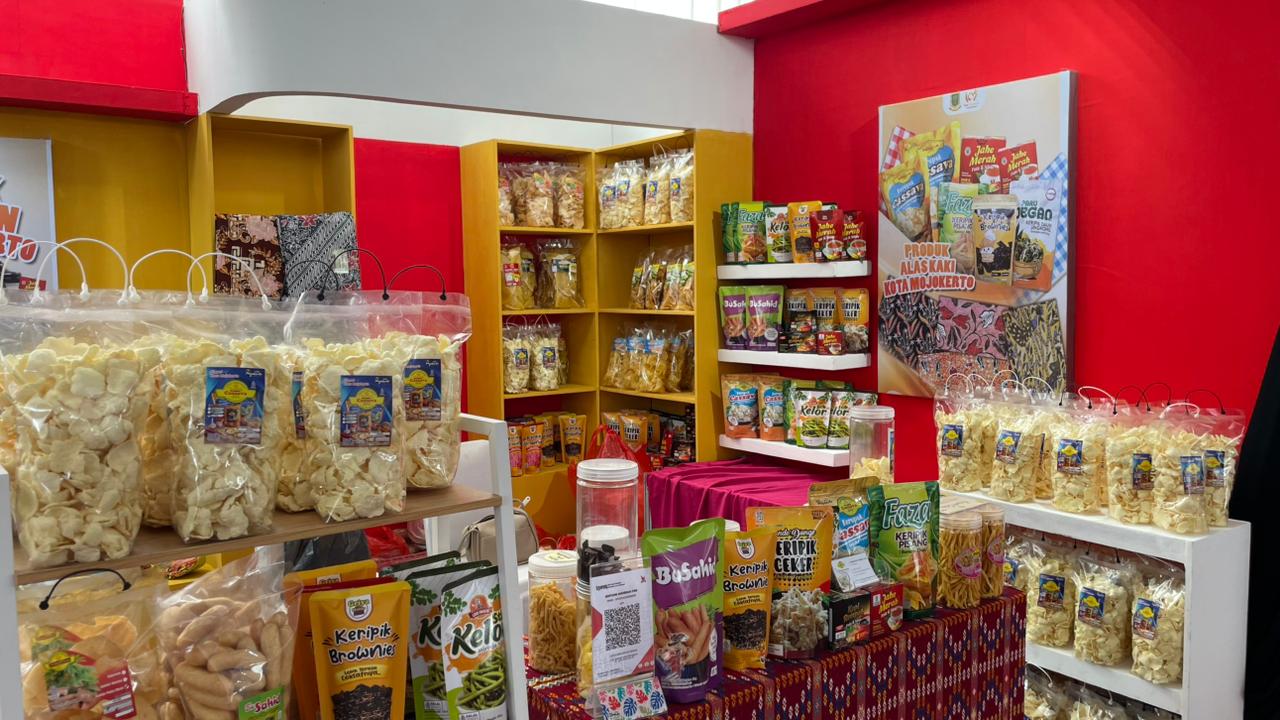 Stand UMKM Bintang Anugrah yang memamerkan produk-produk kerupuk singkong di Alun-Alun Kota Magelang