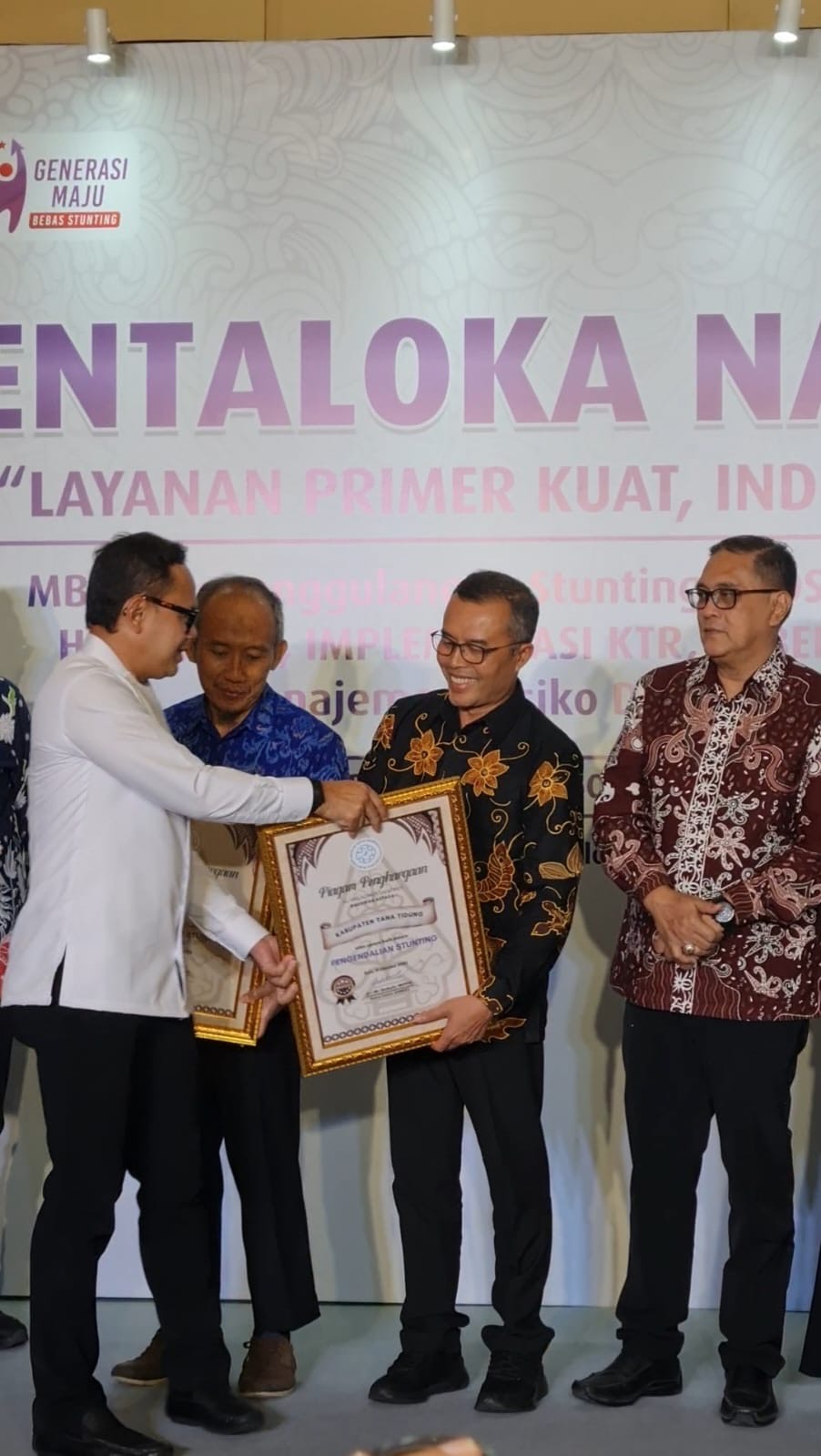 Kepala Dinkes Wonosobo Jaelan menerima penghargaan Andinkes Award 2025 dari Wakil Menteri Dalam Negeri Bima Arya di Solo, Selasa(21/10/2025).