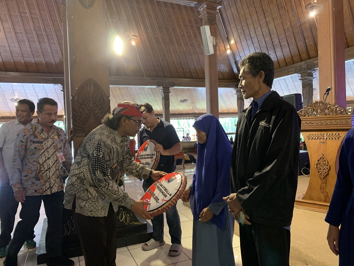 Penyaluran bantuan dari Dinas Sosial untuk mendorong kemandirian ekonomi masyarakat, Kamis (23/10/2025).