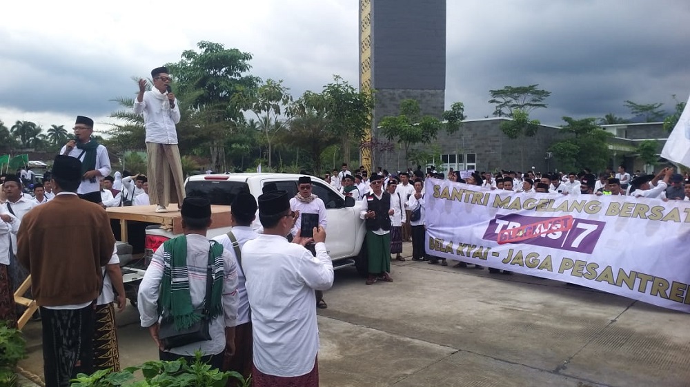 Forum Santri Magelang menggelar aksi damai dan doa bersama sebagai bentuk protes terhadap tayangan program Xpose Uncensored di Trans7 yang dianggap menyinggung marwah pesantren, santri, dan kiai.