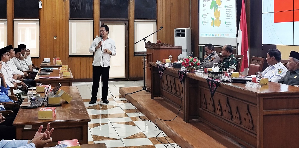 Bupati Magelang Grengseng Pamuji saat memberikan arahan kepada kepala dapur SPPG dan sejumlah kepala dinas terkait suksesnya program MBG.