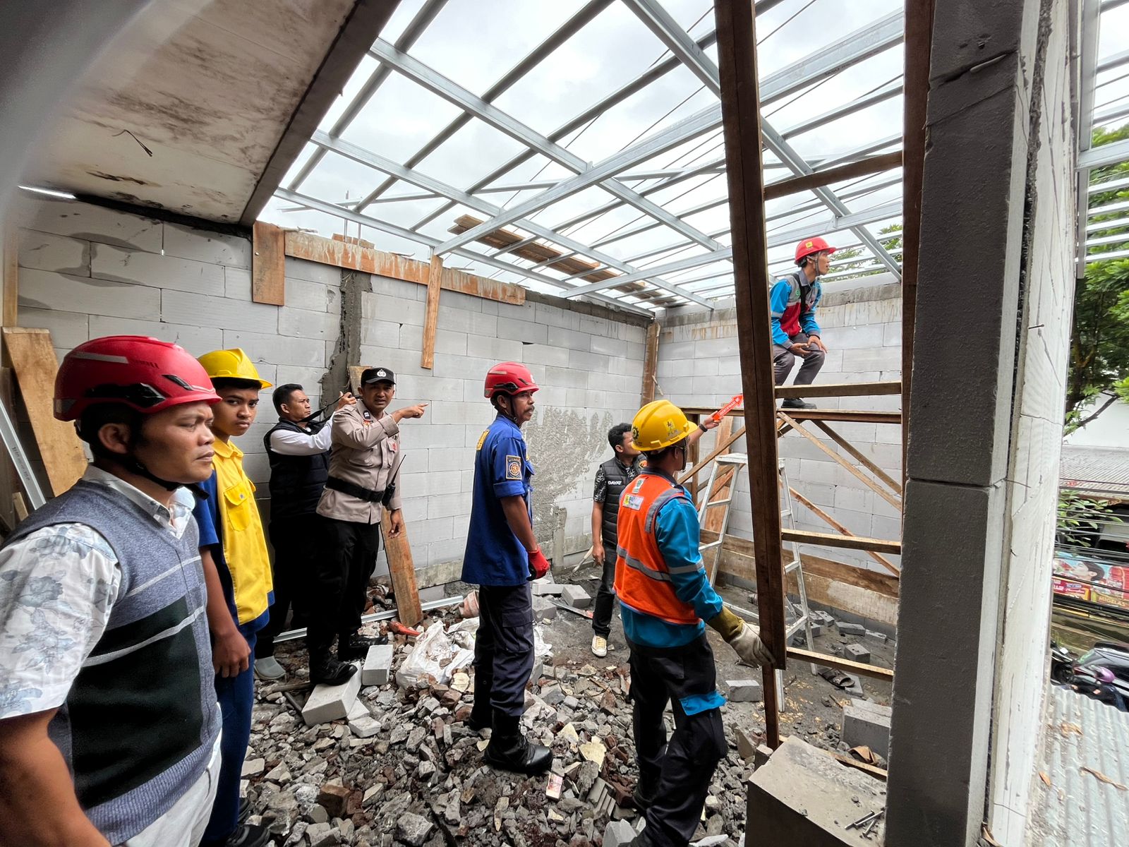 Petugas mengecek lokasi pekerja yang kesetrum listrik saat memasang baja ringan di Wonosobo.