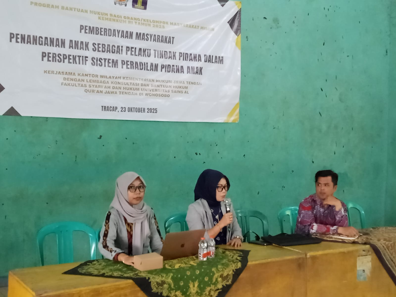 LKBH Unsiq memberikan sosialisasipeningkatan pemahaman masyarakat terkait penanganan anak yang berhadapan dengan hukum di Desa Tracap, Kaliwiro