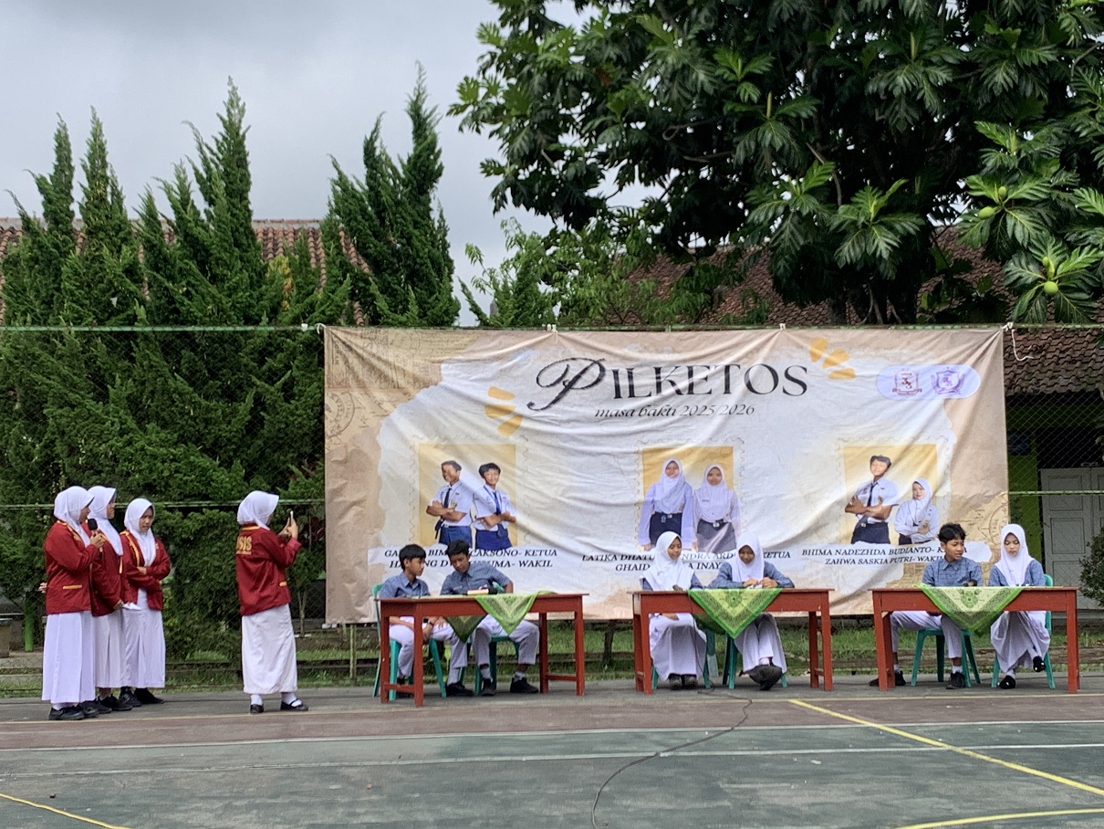 Debat terbuka Pilketos SMP Negeri 6 Temanggung disambut antusias para siswa di lapangan sekolah, Kamis (23/10/2025).