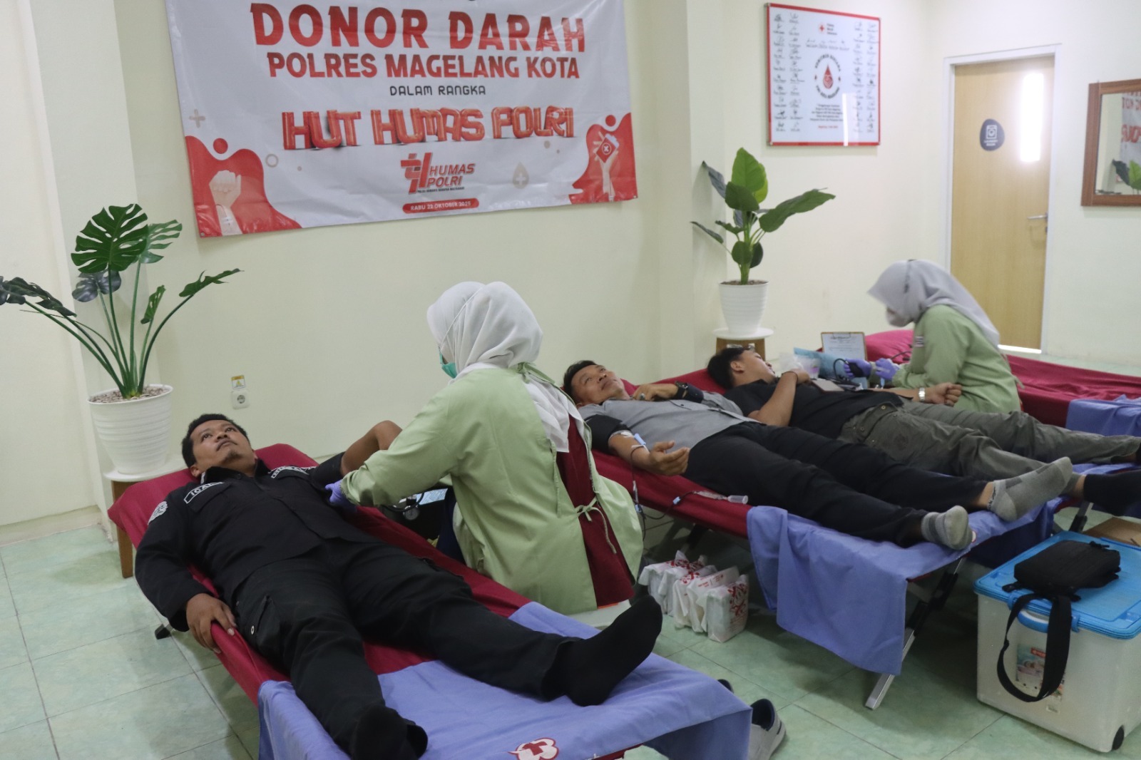 Polres Magelang Kota mengadakan donor darah yang diikuti anggota dan jurnalis di Magelang, Rabu (22/10/2025).