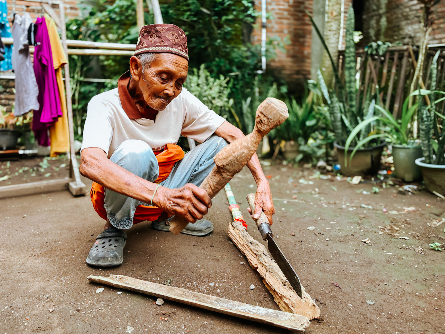 Di usia lebih dari seabad, Mbah Sastro Sudirjo (103) masih aktif beraktivitas. Ia tampak membelah kayu di halaman rumahnya di Dusun Kragilan. Potret semangat hidup yang tak lekang oleh waktu.