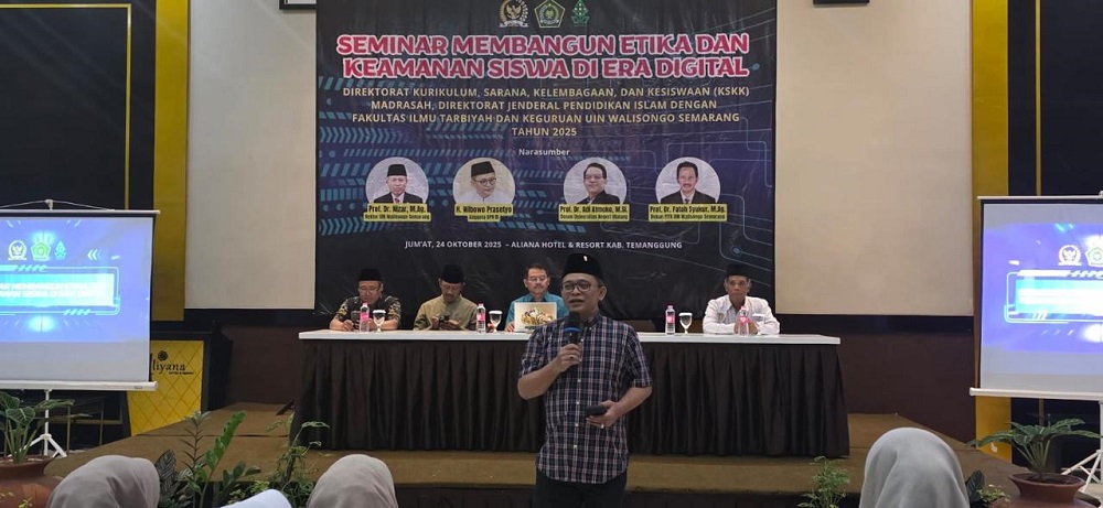 Anggota DPR RI Komisi VIII Fraksi PDI Perjuangan Wibowo Prasetyo saat seminar bertajuk Membangun Etika dan Keamanan Siswa di Era Digital yang digelar di Hotel Aliyana Temanggung, Jumat (24/10/2025).