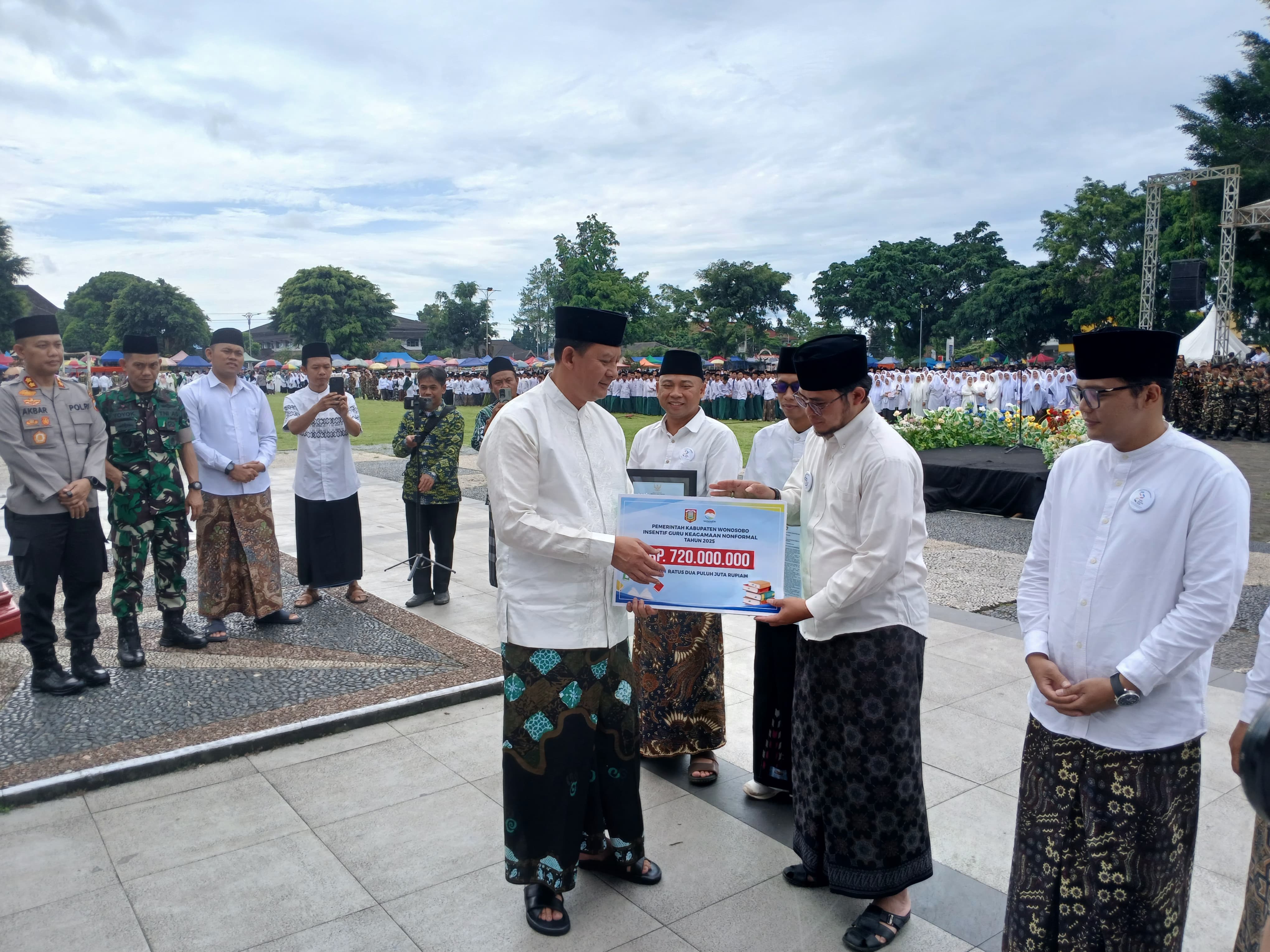 Wakil Bupati Wonosobo Amir Husein menyerahkan insentif kepada guru ngaji di Wonosobo saat memperingati Hari Santri Nasional, kemarin (22/10/2025).
