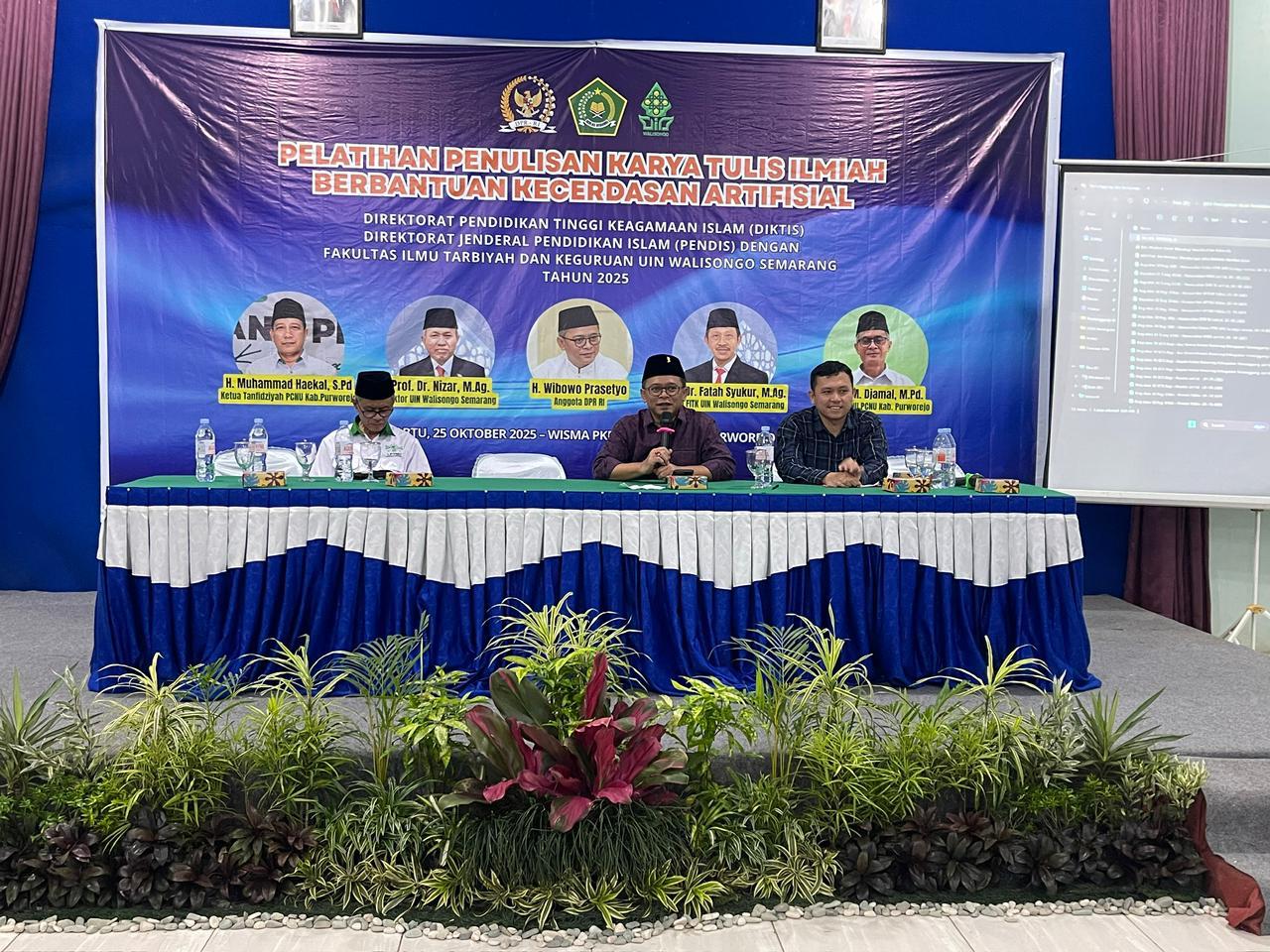 Pelatihan Penulisan Karya Tulis Ilmiah Berbantuan Kecerdasan Artifisial yang  dihadiri Anggota DPR RI Wibowo Prasetyo  di Kabupaten Purworejo, Sabtu (25/10/2025).
