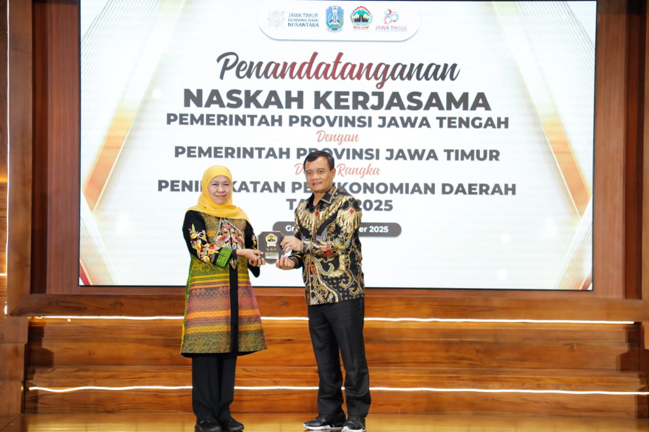 Gubernur Jawa Tengah Ahmad Luthfi bersama Gubernur Jawa Timur Khofifah Indar Parawansa menandatangani naskah kerja sama untuk memperkuat ekonomi di Grahadi, Surabaya, Jumat (24/10/2025).