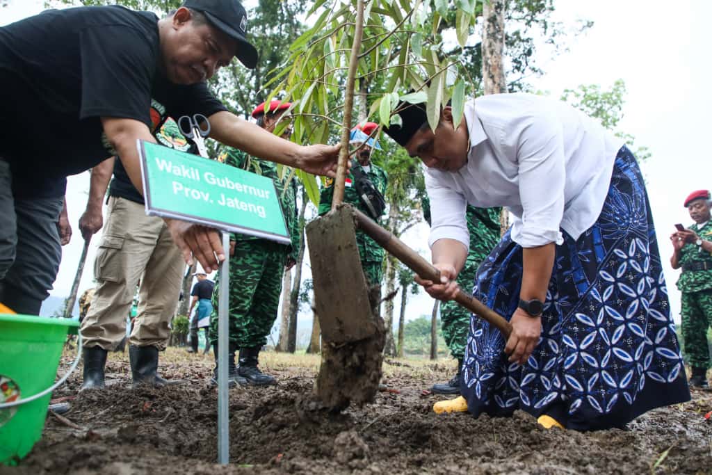 Wakil Gubernur Taj Yasin menanam bibit buah di kawasan Waduk Jenderal Sudirman Banjarnegara, Sabtu (25/10/2025).