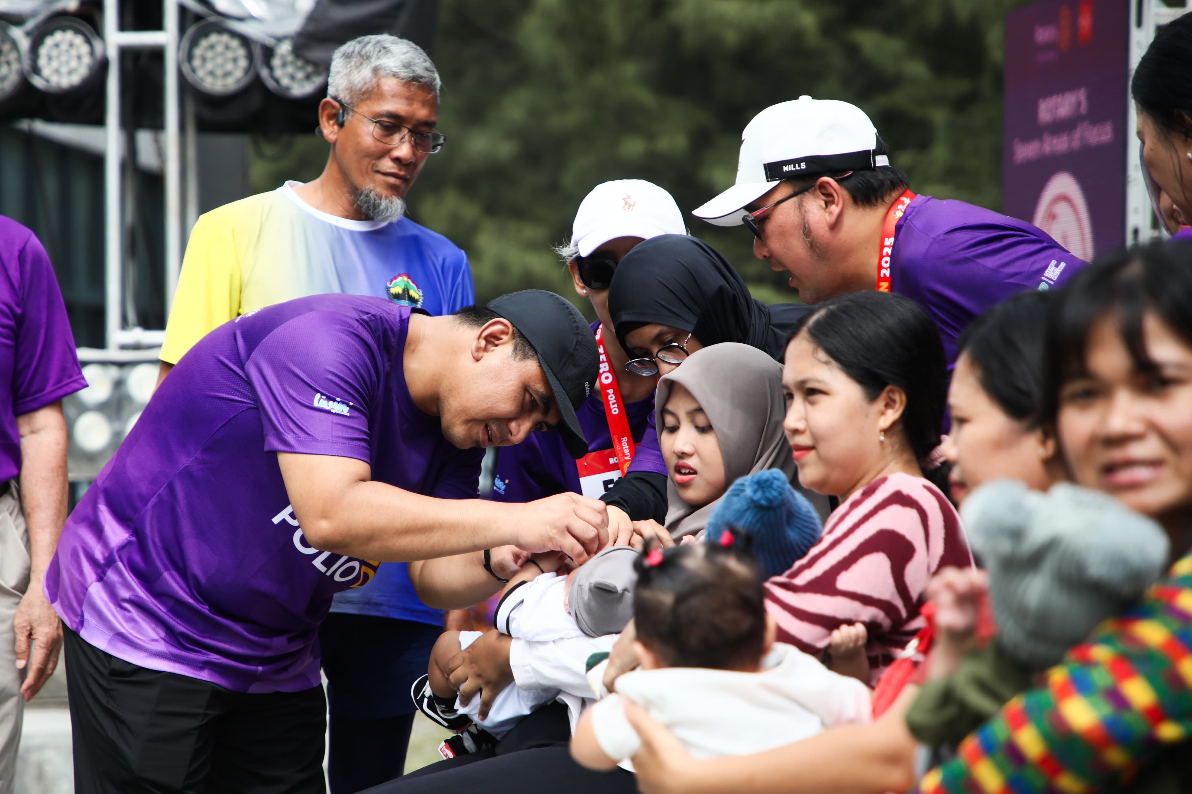 Wakil Gubernur Taj Yasin didampingi Sekda Sumarno memberikan vaksin polio di ajang Word Polio Day 2025 yang diadakan Rotary Club District 3420 dan 3420, di Semarang, Minggu (26/10/2025).