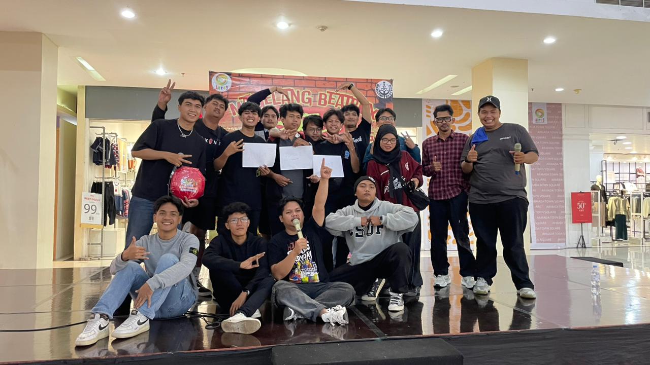 Tiga pemenang Magelang Beatbox Battle 2025 berfoto bersama panitia, juri, dan peserta lain di Atrium Mal Artos