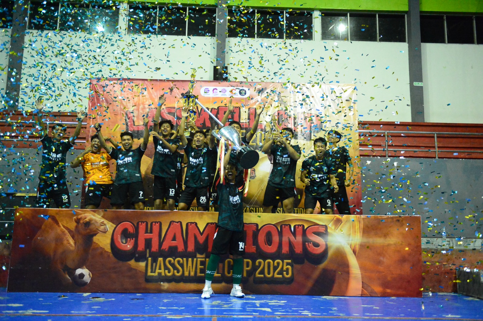 Tim futsal MAN 1 Kota Magelang mengangkat trofi usai keluar sebagai juara pertama sekaligus peraih piala bergilir perdana dalam ajang Lasswell Cup 2025 di GOR Samapta, Kota Magelang Minggu(26/10/2025)