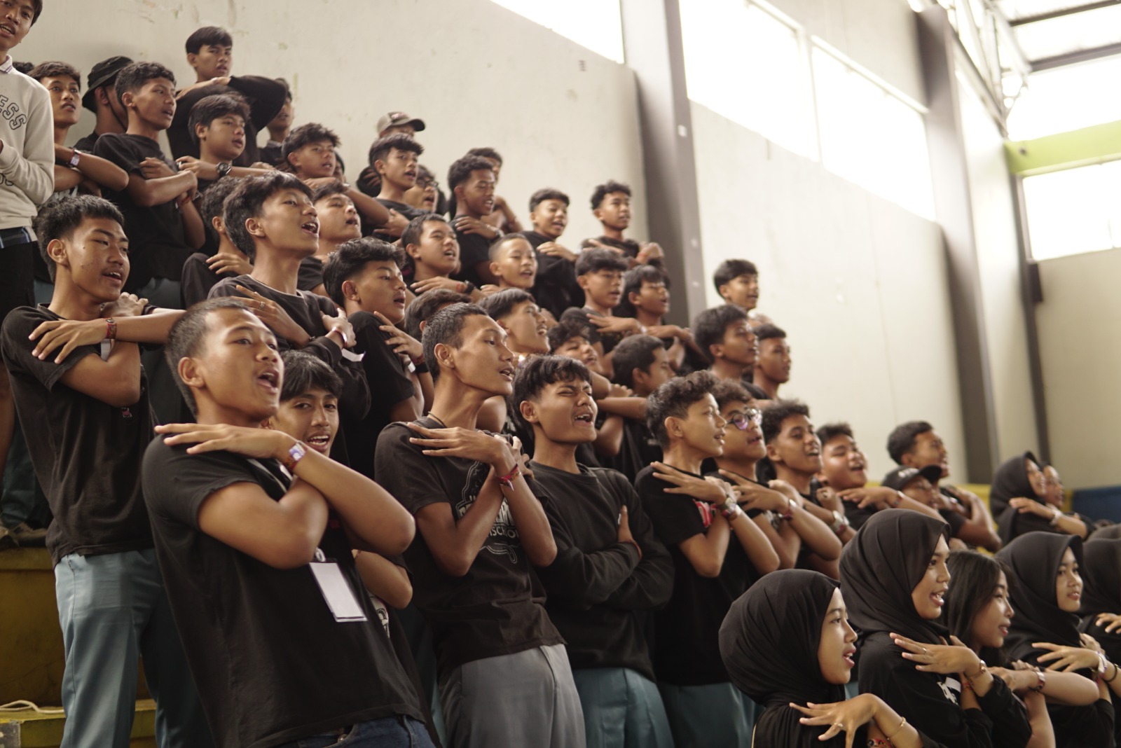 Suporter dari salah satu sekolah peserta memberikan dukungan penuh dengan yel-yel dan koreografi semangat saat pertandingan berlangsung pada ajang Lasswell Cup 2025 di GOR Samapta, Kota Magelang
