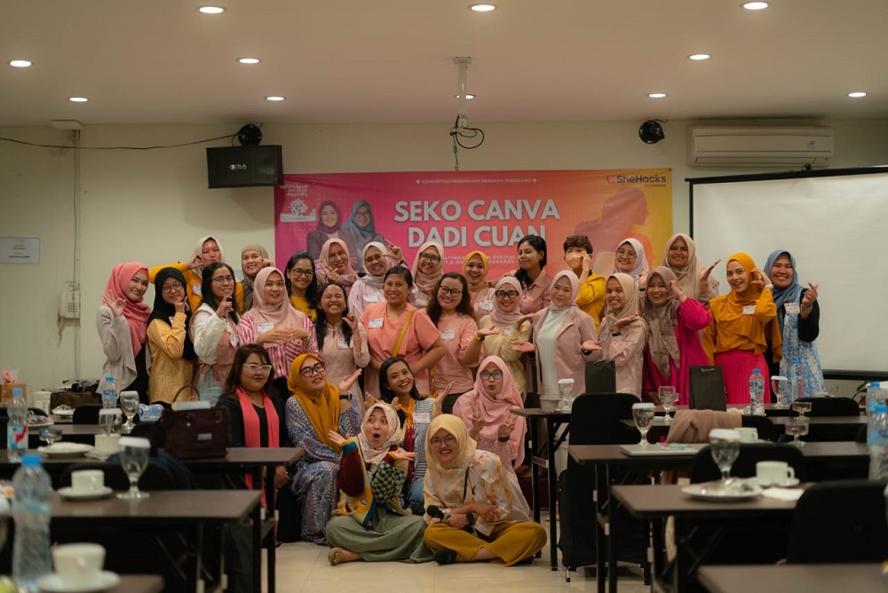Komunitas Perempuan Berdaya Magelang merangkul para perempuan di Magelang melihat peluang di era digital dengan Canva, Jumat (24/10/2025).
