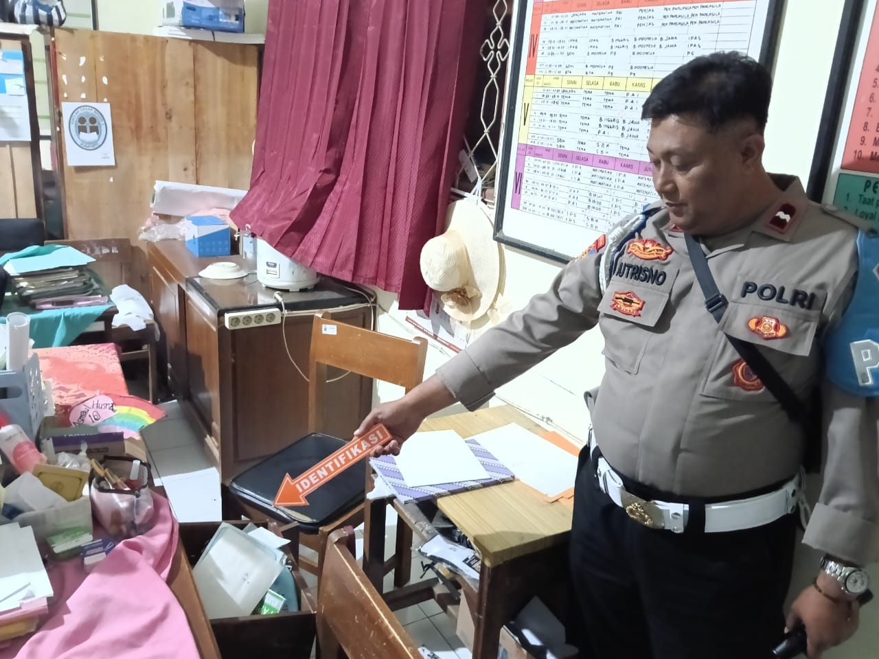 Petugas menunjukan lokasi kejadian pencurian di SDN 1 Bumitirto, Selomorto Wonosobo. Pencuri menggasak barang elektronik.