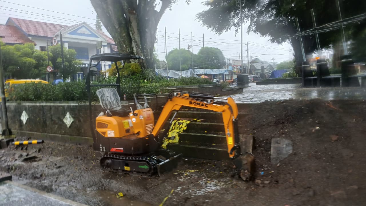Alun-alun Wonosobo dibenahi pada jalur pedestrian dan fasilitas olahraga.