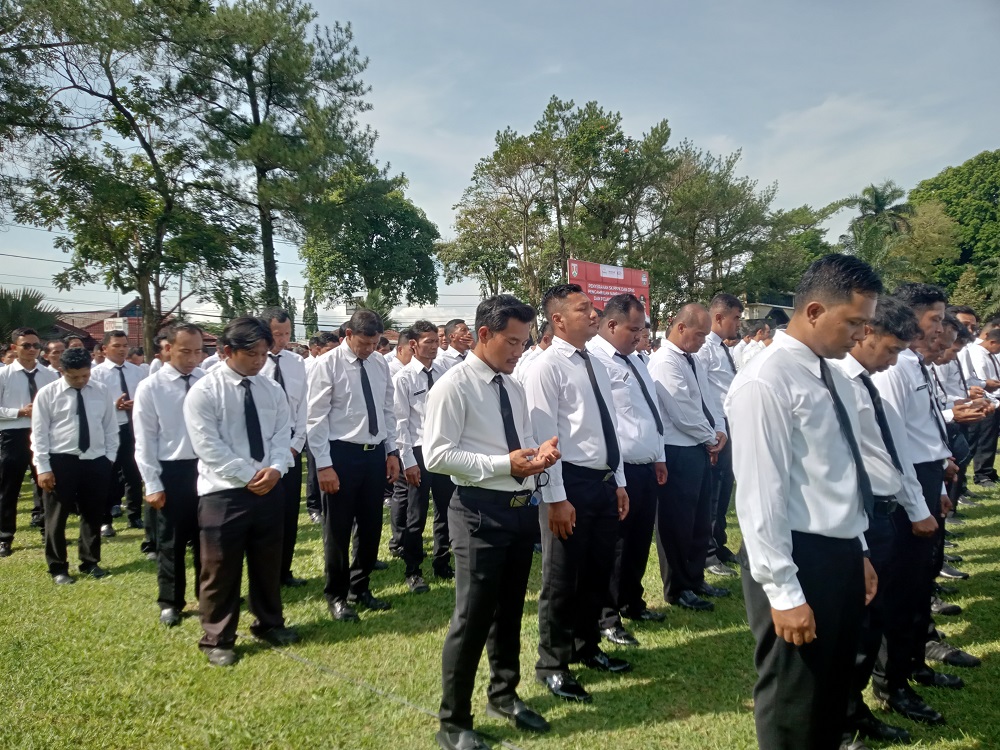 Para PPPK Paruh Waktu berdoa secara khusyuk usai prosesi pelantikan di halaman Kantor Wali Kota Magelang, Senin (27/10/2025).