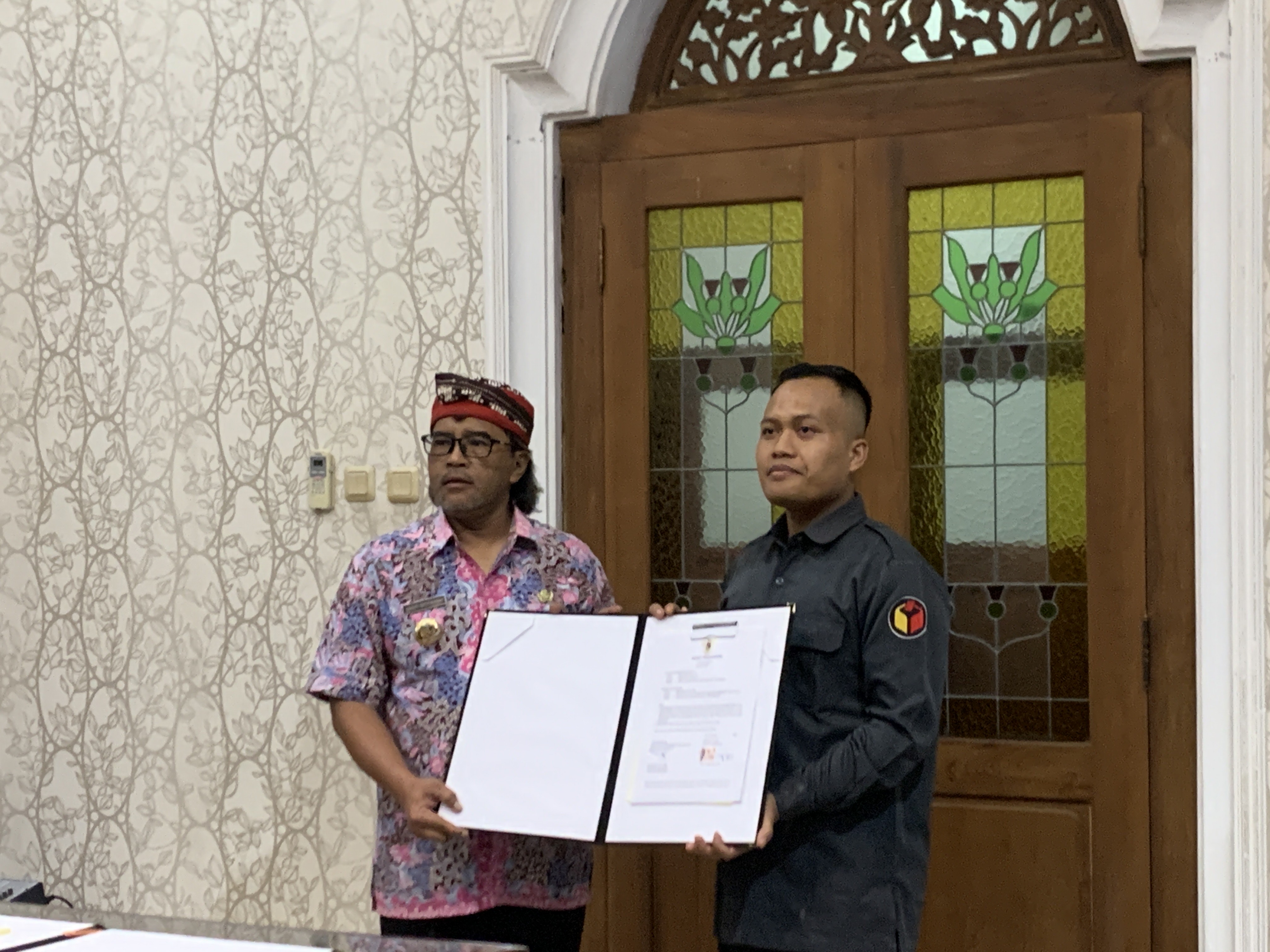 Bupati Temanggung Agus Setyawan dan Ketua Bawaslu Roni Nefriyadi menunjukkan dokumen kerja sama di bidang arsip, Senin (27/10/2025).